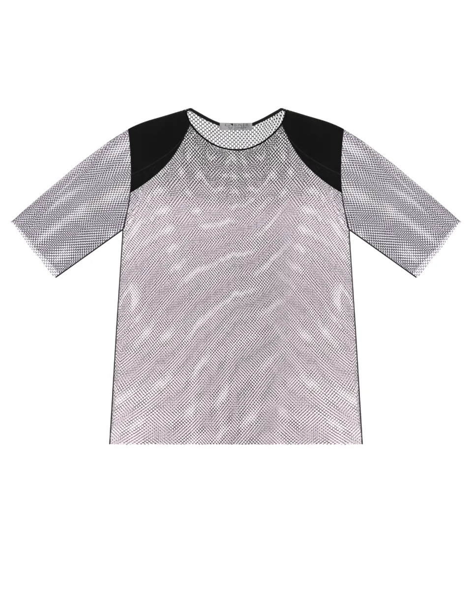 Top with accentuated shoulders
