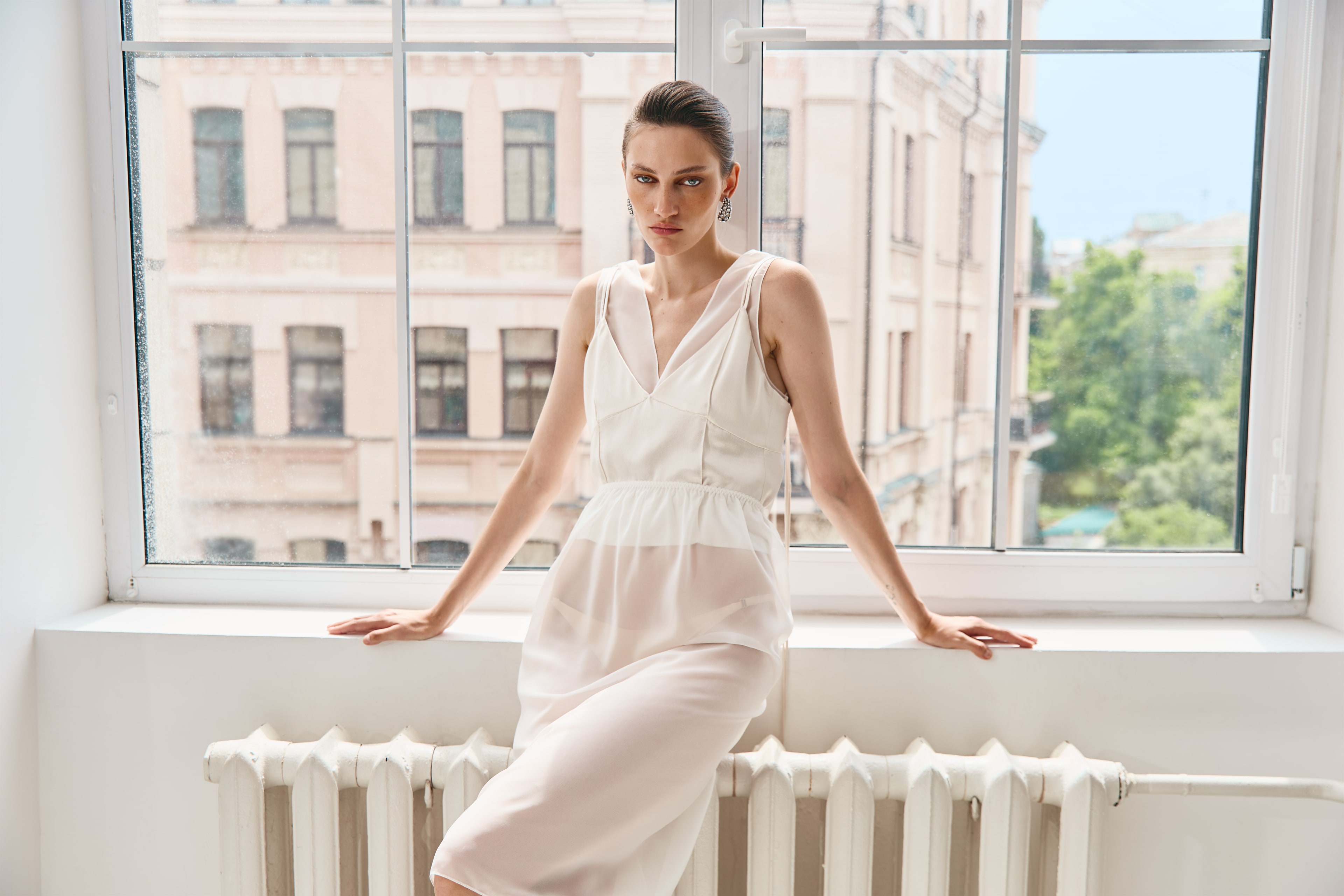 CORNER by Levishko- це одяг високої якості з оригінальним кроєм, де особлива увага приділяється дизайнерським акцентам: різноманітні поєднання форм та текстур.
